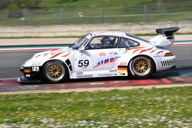 Scarperia, 5 Nisan 2024: Porsche 993 GT2 Evo yılı 1999 Mugello Classic 2024 sırasında İtalya 'daki Mugello Pisti' nde faaliyet göstermektedir..