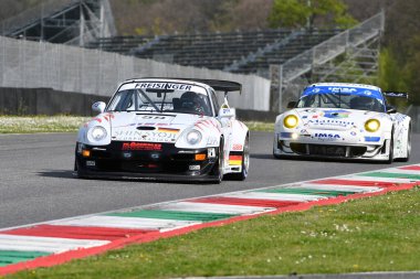 Scarperia, 5 Nisan 2024: Porsche 993 GT2 Evo yılı 1999 Mugello Classic 2024 sırasında İtalya 'daki Mugello Pisti' nde faaliyet göstermektedir..