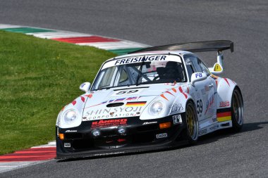 Scarperia, 5 Nisan 2024: Porsche 993 GT2 Evo yılı 1999 Mugello Classic 2024 sırasında İtalya 'daki Mugello Pisti' nde faaliyet göstermektedir..