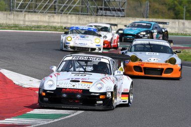 Scarperia, 5 Nisan 2024: Porsche 993 GT2 Evo yılı 1999 Mugello Classic 2024 sırasında İtalya 'daki Mugello Pisti' nde faaliyet göstermektedir..