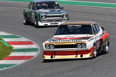 Scarperia, İtalya - 5 Nisan 2024: Ford Capri RS 3100 Köln yılı 1974 Mugello Classic 2024 sırasında İtalya 'daki Mugello Pisti' nde faaliyet gösterdi.