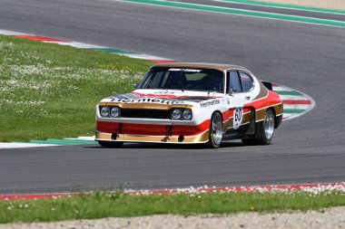 Scarperia, İtalya - 5 Nisan 2024: Ford Capri RS 3100 Köln yılı 1974 Mugello Classic 2024 sırasında İtalya 'daki Mugello Pisti' nde faaliyet gösterdi.