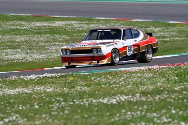 Scarperia, İtalya - 5 Nisan 2024: Ford Capri RS 3100 Köln yılı 1974 Mugello Classic 2024 sırasında İtalya 'daki Mugello Pisti' nde faaliyet gösterdi.