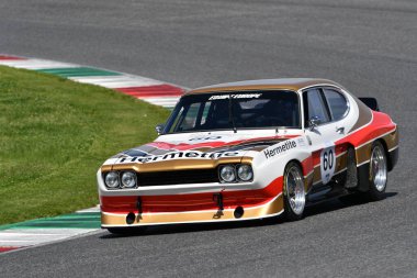 Scarperia, İtalya - 5 Nisan 2024: Ford Capri RS 3100 Köln yılı 1974 Mugello Classic 2024 sırasında İtalya 'daki Mugello Pisti' nde faaliyet gösterdi.
