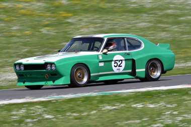 Scarperia, İtalya - 5 Nisan 2024: Ford Capri RS 3100 Köln Yılı 1973 Mugello Classic 2024 'te İtalya' daki Mugello Pisti 'nde eylem halindeydi