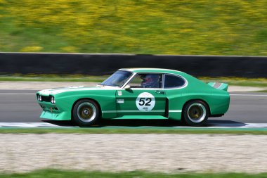 Scarperia, İtalya - 5 Nisan 2024: Ford Capri RS 3100 Köln Yılı 1973 Mugello Classic 2024 'te İtalya' daki Mugello Pisti 'nde eylem halindeydi