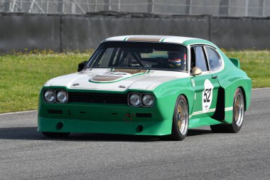 Scarperia, İtalya - 5 Nisan 2024: Ford Capri RS 3100 Köln Yılı 1973 Mugello Classic 2024 'te İtalya' daki Mugello Pisti 'nde eylem halindeydi