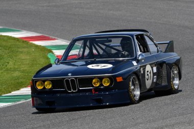 Scarperia, İtalya - 5 Nisan 2024: BMW 3.5 CSL yılı 1975 Mugello Classic 2024 sırasında İtalya 'daki Mugello Pisti' nde eylem halindeydi.