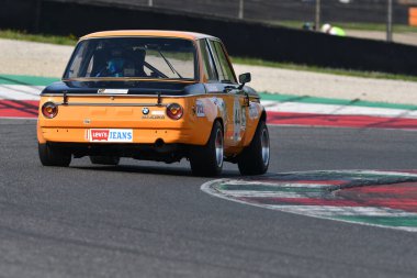 Scarperia, İtalya - 5 Nisan 2024: BMW 2002 TI 1970 Mugello Classic 2024 sırasında İtalya 'daki Mugello Pisti' nde görev yaptı.