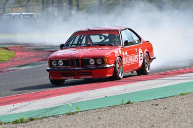 Scarperia, İtalya - 5 Nisan 2024: BMW 635 CSi yılı 1985 Mugello Classic 2024 sırasında İtalya 'daki Mugello Pisti' nde.