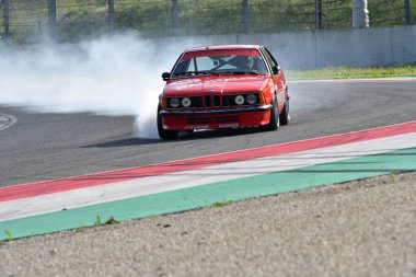 Scarperia, İtalya - 5 Nisan 2024: BMW 635 CSi yılı 1985 Mugello Classic 2024 sırasında İtalya 'daki Mugello Pisti' nde.