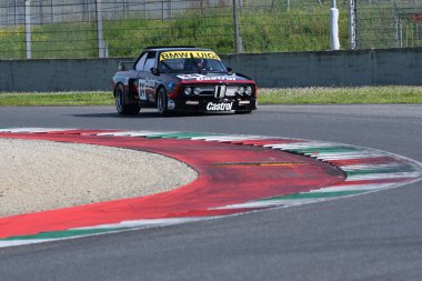 Scarperia, İtalya - 5 Nisan 2024: BMW 3.0 CSL Yılı 1973 Mugello Classic 2024 sırasında İtalya 'daki Mugello Pisti' nde eylem halindeydi.