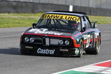Scarperia, İtalya - 5 Nisan 2024: BMW 3.0 CSL Yılı 1973 Mugello Classic 2024 sırasında İtalya 'daki Mugello Pisti' nde eylem halindeydi.