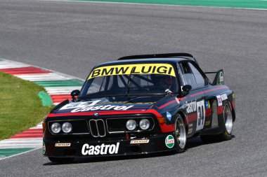 Scarperia, İtalya - 5 Nisan 2024: BMW 3.0 CSL Yılı 1973 Mugello Classic 2024 sırasında İtalya 'daki Mugello Pisti' nde eylem halindeydi.