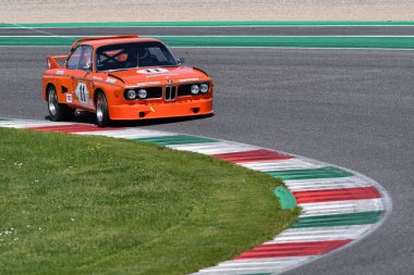 Scarperia, İtalya - 5 Nisan 2024: BMW 3.0 CSL yılı 1972 Mugello Classic 2024 sırasında İtalya 'daki Mugello Pisti' nde.