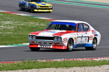 Scarperia, İtalya - 5 Nisan 2024: Ford Capri RS 2600 yıl 1973 Mugello Classic 2024 'te İtalya' daki Mugello Pisti 'nde eylem halindeydi.