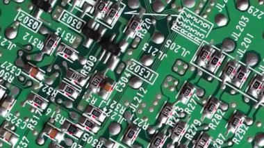 Dönüşümlü bileşenleri olan devre kartı. Elektronik bileşenleri olan yeşil elektronik panoya aşırı yakın çekim.