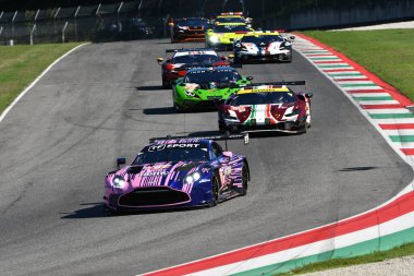 Scarperia, İtalya - 29 Eylül 2024: BERRY-HANAFIN-ADAM 'ın TF sürücüsü GRID MOTORSPORT ekibinden Aston Martin Vantage AMR LMGT3.