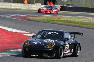 Scarperia, 5 Nisan 2024: Porsche 996 GT3-RS yıl 2001 Mugello Classic 2024 sırasında İtalya 'daki Mugello Pisti' nde faaliyette.