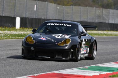 Scarperia, 5 Nisan 2024: Porsche 996 GT3-RS yıl 2001 Mugello Classic 2024 sırasında İtalya 'daki Mugello Pisti' nde faaliyette.