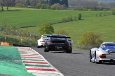 Scarperia, 5 Nisan 2024: Porsche 996 GT3-RS yıl 2001 Mugello Classic 2024 sırasında İtalya 'daki Mugello Pisti' nde faaliyette.