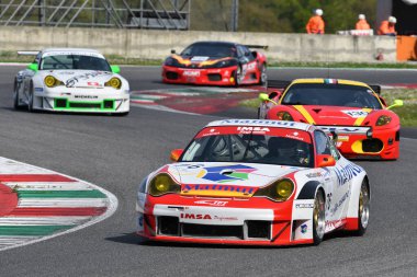 Scarperia, 5 Nisan 2024: Porsche 996 GT3-RSR yılı 2005 Mugello Classic 2024 sırasında İtalya 'daki Mugello Pisti' nde faaliyet göstermektedir..