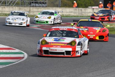 Scarperia, 5 Nisan 2024: Porsche 996 GT3-RSR yılı 2005 Mugello Classic 2024 sırasında İtalya 'daki Mugello Pisti' nde faaliyet göstermektedir..