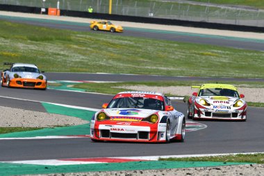 Scarperia, 5 Nisan 2024: Porsche 996 GT3-RSR yılı 2005 Mugello Classic 2024 sırasında İtalya 'daki Mugello Pisti' nde faaliyet göstermektedir..