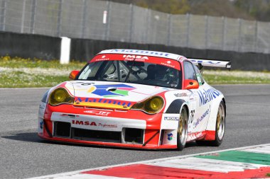 Scarperia, 5 Nisan 2024: Porsche 996 GT3-RSR yılı 2005 Mugello Classic 2024 sırasında İtalya 'daki Mugello Pisti' nde faaliyet göstermektedir..