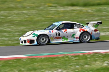 Scarperia, 5 Nisan 2024: Porsche 996 GT3-R 2000 Mugello Classic 2024 sırasında İtalya 'daki Mugello Pisti' nde faaliyet göstermektedir..