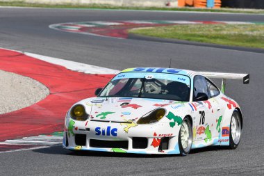Scarperia, 5 Nisan 2024: Porsche 996 GT3-R 2000 Mugello Classic 2024 sırasında İtalya 'daki Mugello Pisti' nde faaliyet göstermektedir..