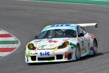 Scarperia, 5 Nisan 2024: Porsche 996 GT3-R 2000 Mugello Classic 2024 sırasında İtalya 'daki Mugello Pisti' nde faaliyet göstermektedir..