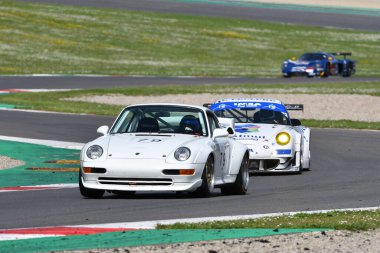 Scarperia, 5 Nisan 2024: Porsche 993 GT2 yıl 1995 Mugello Classic 2024 'te İtalya' daki Mugello Pisti 'nde.