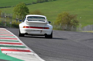 Scarperia, 5 Nisan 2024: Porsche 993 GT2 yıl 1995 Mugello Classic 2024 'te İtalya' daki Mugello Pisti 'nde.