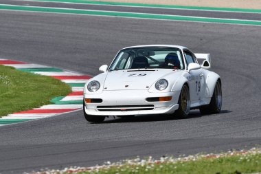 Scarperia, 5 Nisan 2024: Porsche 993 GT2 yıl 1995 Mugello Classic 2024 'te İtalya' daki Mugello Pisti 'nde.