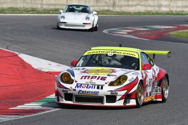 Scarperia, 5 Nisan 2024: Porsche 996 GT3-R 2000 Mugello Classic 2024 sırasında İtalya 'daki Mugello Pisti' nde faaliyet göstermektedir..