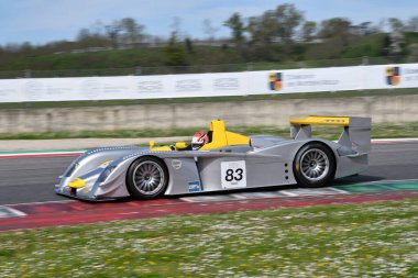 Scarperia, 5 Nisan 2024: Audi R8 LMP yılı 2002 Mugello Classic 2024 'te İtalya' daki Mugello Pisti 'nde.