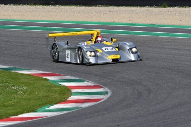 Scarperia, 5 Nisan 2024: Audi R8 LMP yılı 2002 Mugello Classic 2024 'te İtalya' daki Mugello Pisti 'nde.