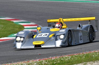 Scarperia, 5 Nisan 2024: Audi R8 LMP yılı 2002 Mugello Classic 2024 'te İtalya' daki Mugello Pisti 'nde.