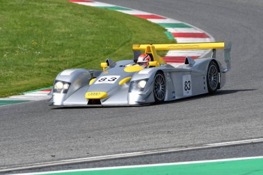 Scarperia, 5 Nisan 2024: Audi R8 LMP yılı 2002 Mugello Classic 2024 'te İtalya' daki Mugello Pisti 'nde.