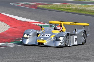 Scarperia, 5 Nisan 2024: Audi R8 LMP yılı 2002 Mugello Classic 2024 'te İtalya' daki Mugello Pisti 'nde.
