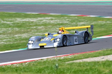 Scarperia, 5 Nisan 2024: Audi R8 LMP yılı 2002 Mugello Classic 2024 'te İtalya' daki Mugello Pisti 'nde.