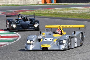Scarperia, 5 Nisan 2024: Audi R8 LMP yılı 2002 Mugello Classic 2024 'te İtalya' daki Mugello Pisti 'nde.