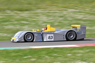 Scarperia, 5 Nisan 2024: Audi R8 LMP yılı 2002 Mugello Classic 2024 'te İtalya' daki Mugello Pisti 'nde.