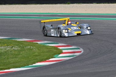 Scarperia, 5 Nisan 2024: Audi R8 LMP yılı 2002 Mugello Classic 2024 'te İtalya' daki Mugello Pisti 'nde.