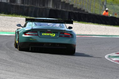 Scarperia, 5 Nisan 2024: Aston Martin DBR9 yıl 2006 Mugello Classic 2024 'te İtalya' daki Mugello Pisti 'nde.