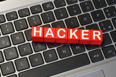 Laptop klavyesine 'HACKER' yaz. Siber güvenlik kavramı.