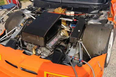 Siena, İtalya - 26 Eylül 2015: İtalya 'daki CIVM Coppa del Chianti Tepesi' nde Alfa Romeo 155 Vi DTM motor müfrezesi.