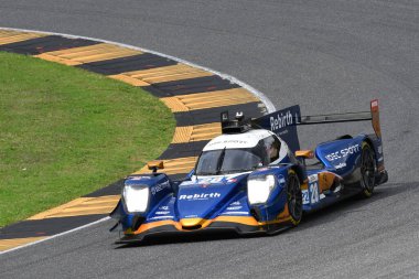 Scarperia, İtalya - 29 Eylül 2024: IDEC Spor Ekibi 'nden Oreca 07 Gibson, PINO-DE GERUS-VAN UITERT, Mugello' nun 4h..