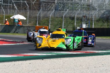 Scarperia, İtalya - 29 Eylül 2024: ALVAREZ-LOMKO-DILLMANN 'ın INTER EUROPOL COMPETITION ekibinden Oreca 07 Gibson, Mugello' nun saat 4: 00 'ünde görev başında.
